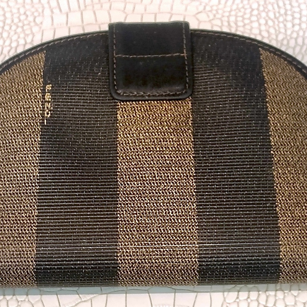 Beautiful 100% Authentic Women's Fendi Dome Penguin Snap Wallet